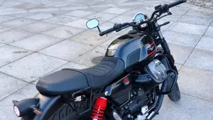 Moto Guzzi V7 Stone Special Edition (2022 - 25)  (3)
