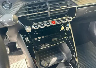 Peugeot 2008 54 kWh GT (4)