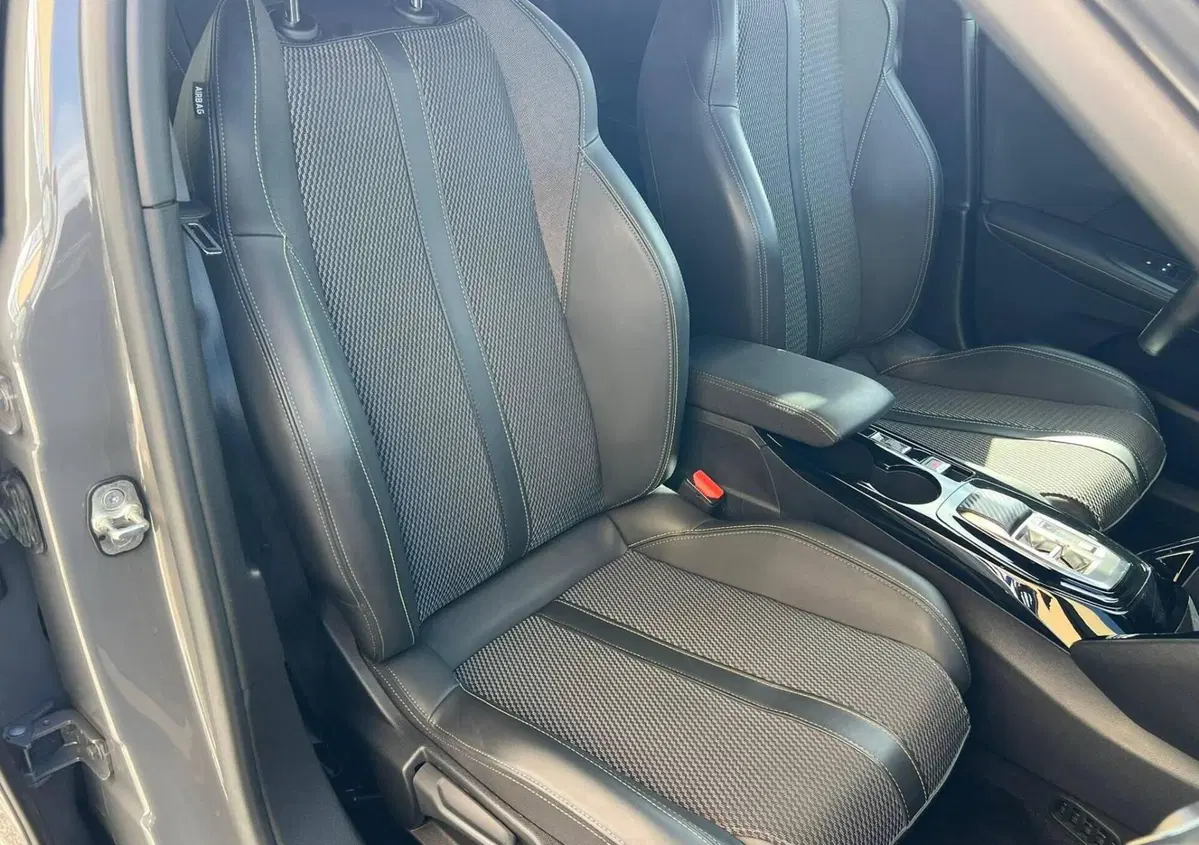 Peugeot 2008 54 kWh GT (8)