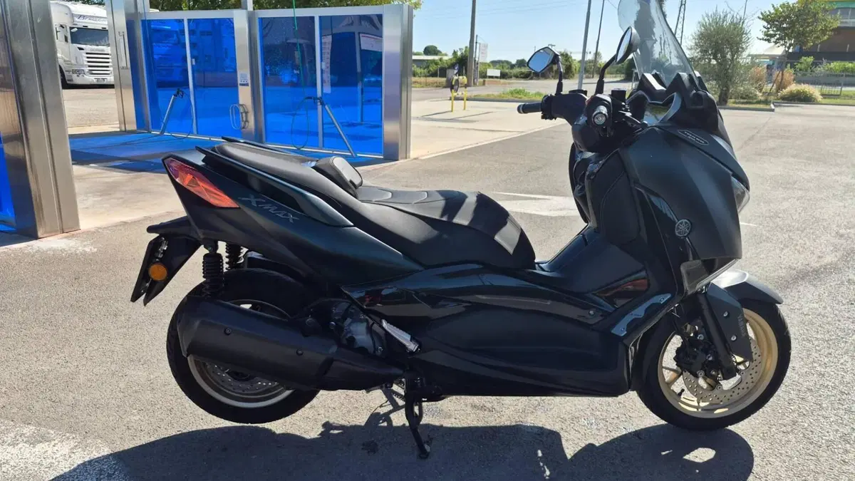 Yamaha X-Max 300 Tech Max (2021 - 24)  (2)