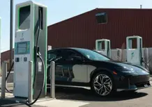 Auto elettriche, dal 2027 cambia tutto: colonnine ogni 60 km e si paga con la carta, addio app obbligatorie
