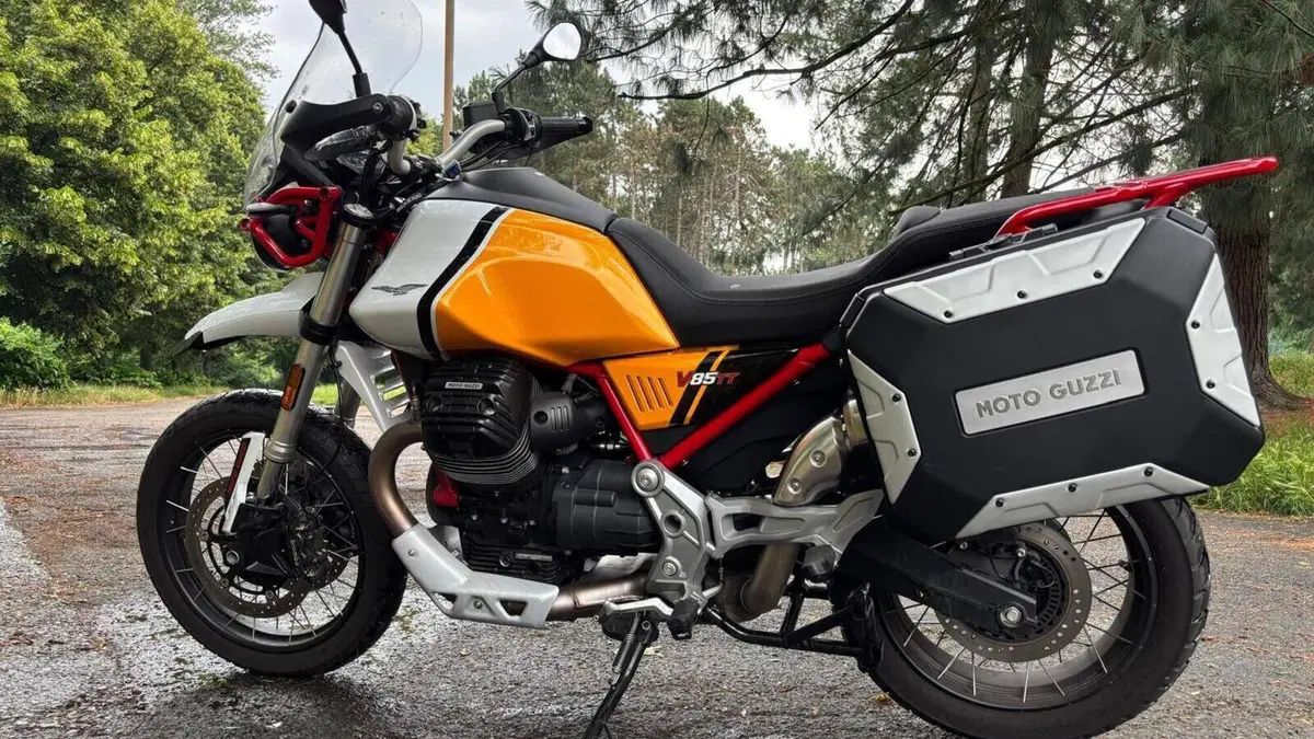 Moto Guzzi V85 TT Evocative Graphics (2021 - 23)  (2)