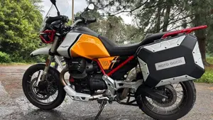 Moto Guzzi V85 TT Evocative Graphics (2021 - 23)  (2)