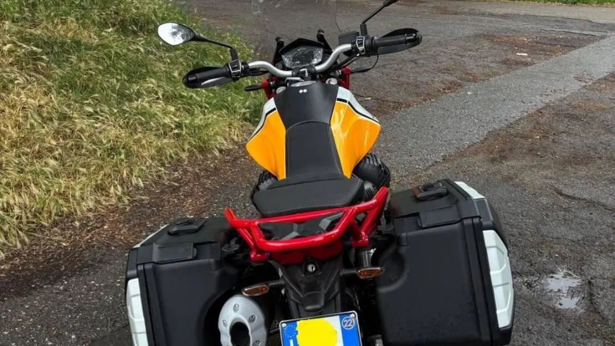 Moto Guzzi V85 TT Evocative Graphics (2021 - 23)  (3)