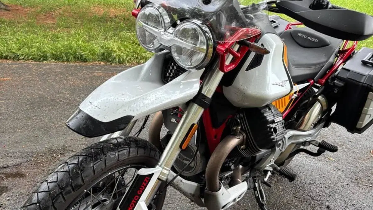 Moto Guzzi V85 TT Evocative Graphics (2021 - 23)  (4)