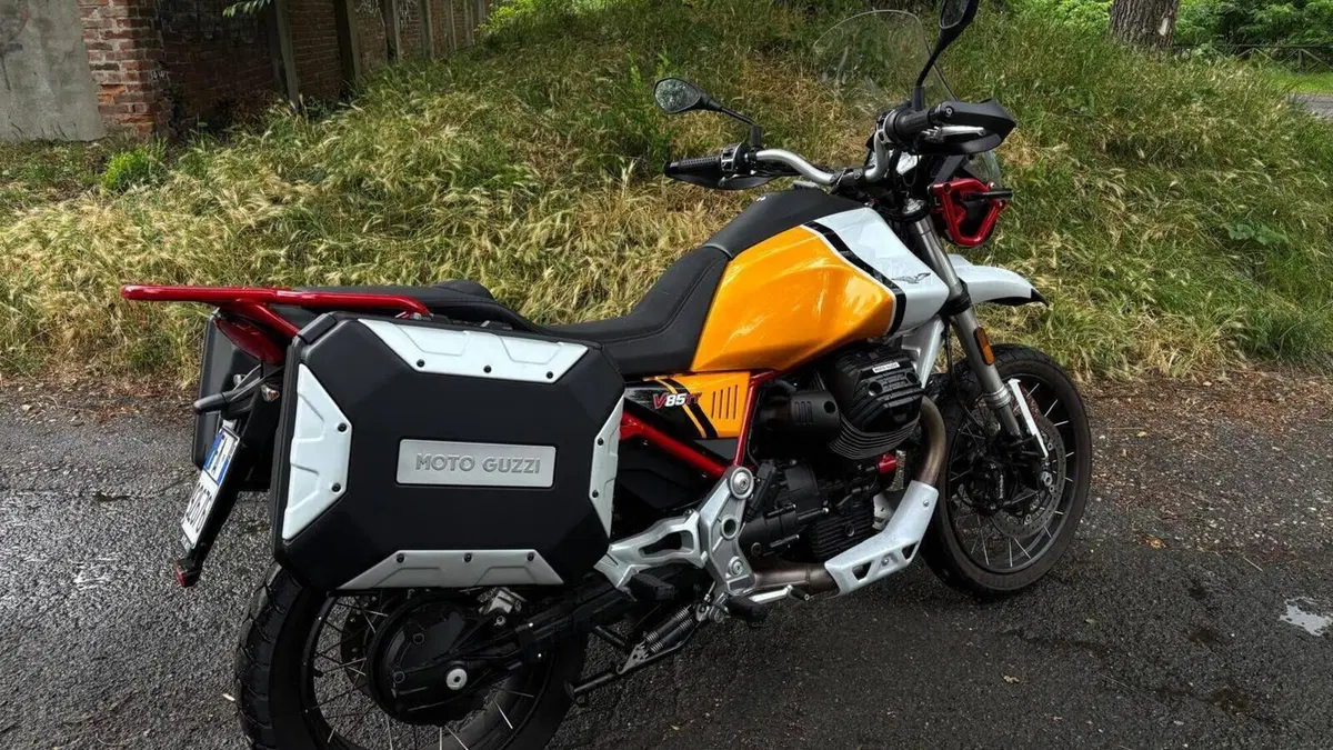Moto Guzzi V85 TT Evocative Graphics (2021 - 23)  (5)