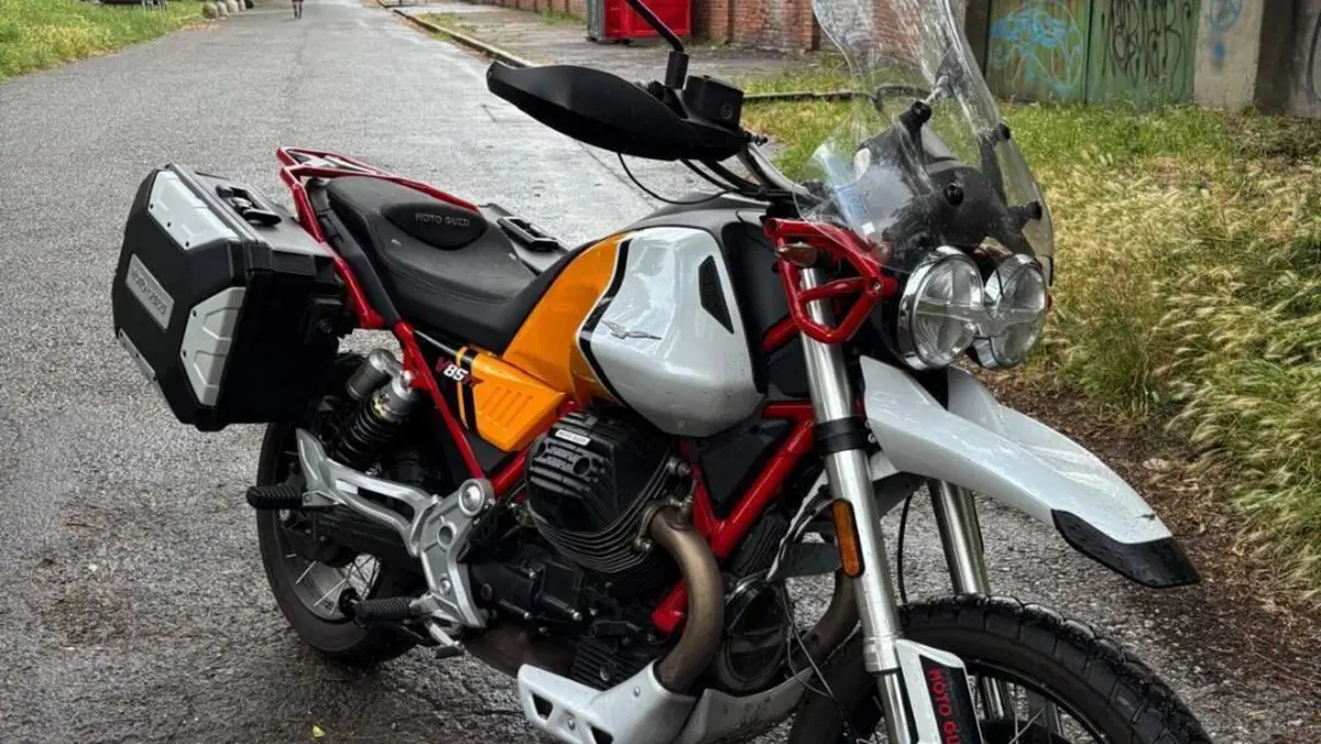 Moto Guzzi V85 TT Evocative Graphics (2021 - 23)  (6)