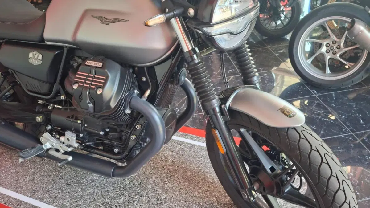 Moto Guzzi V7 Stone (2021 - 24)  (4)