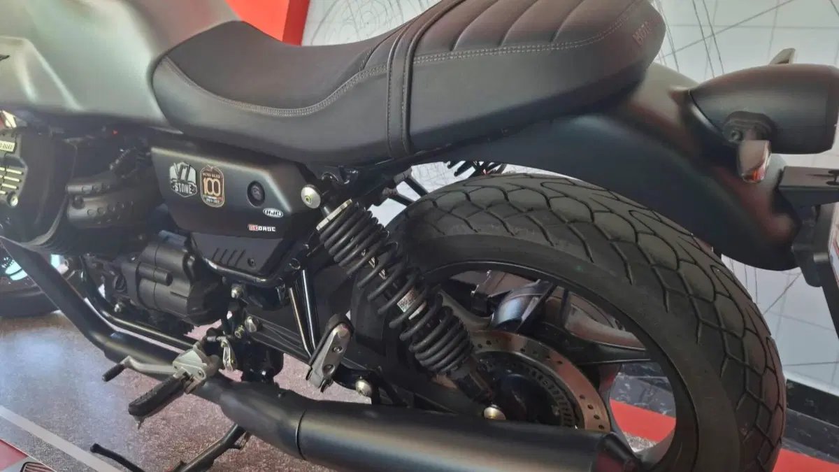 Moto Guzzi V7 Stone (2021 - 24)  (6)