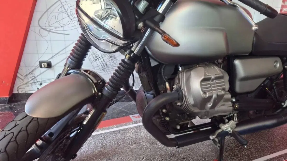 Moto Guzzi V7 Stone (2021 - 24)  (7)