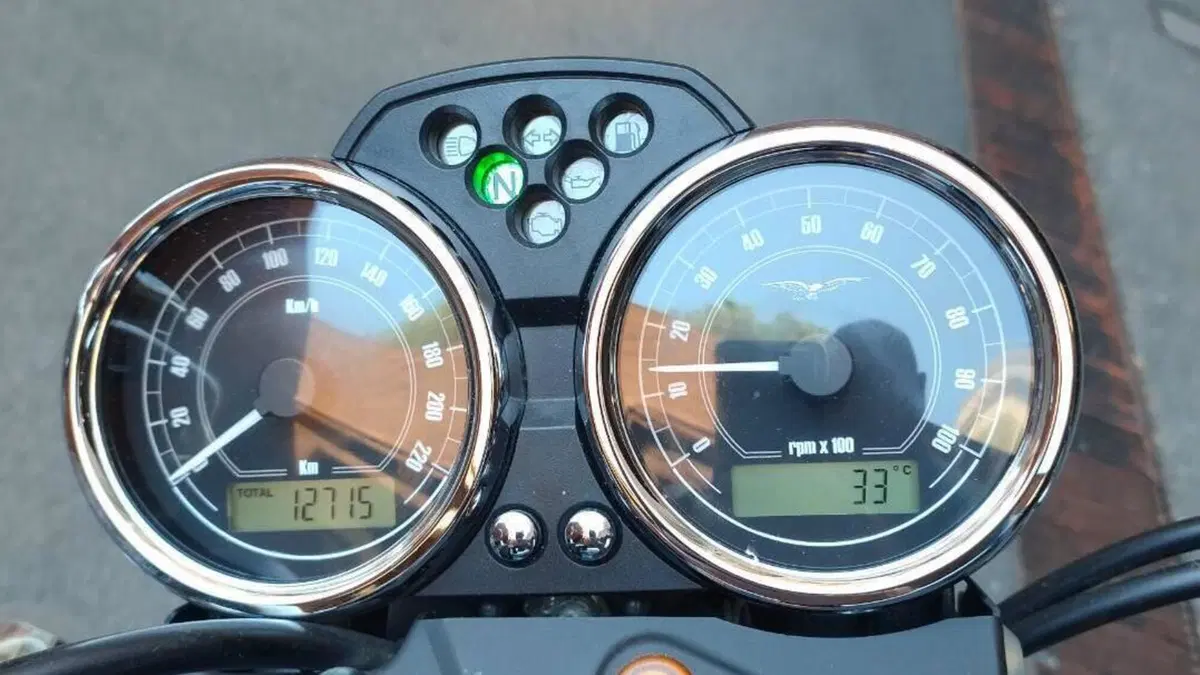 Moto Guzzi V7 II Special (2015 - 17)  (2)
