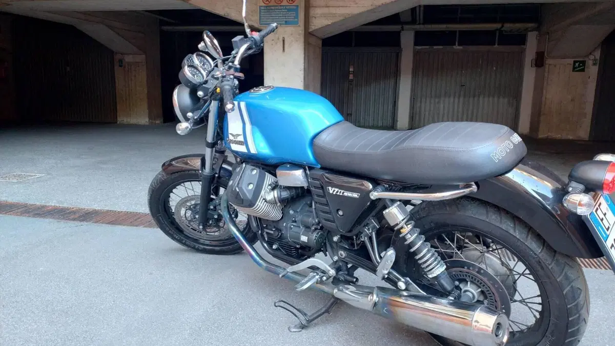 Moto Guzzi V7 II Special (2015 - 17)  (4)