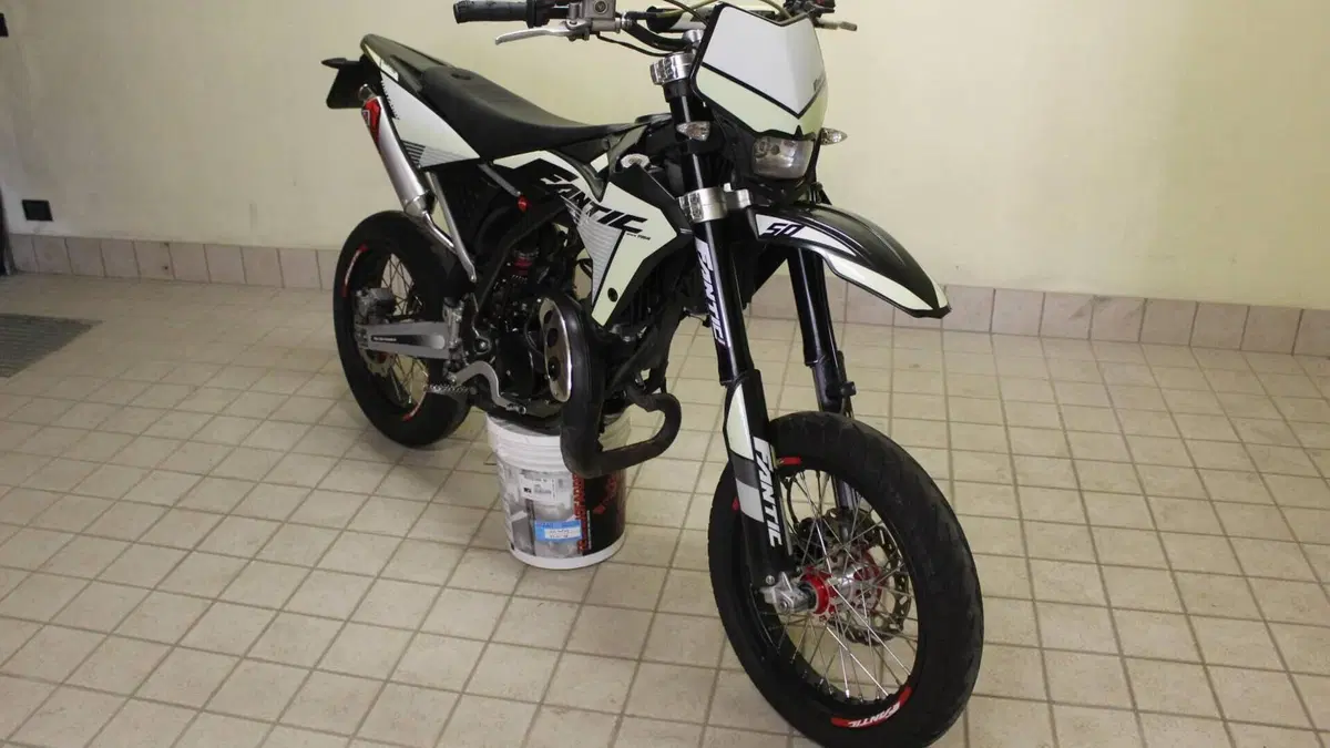 Fantic Motor Motard 50 Performance 2t (2020)  (2)