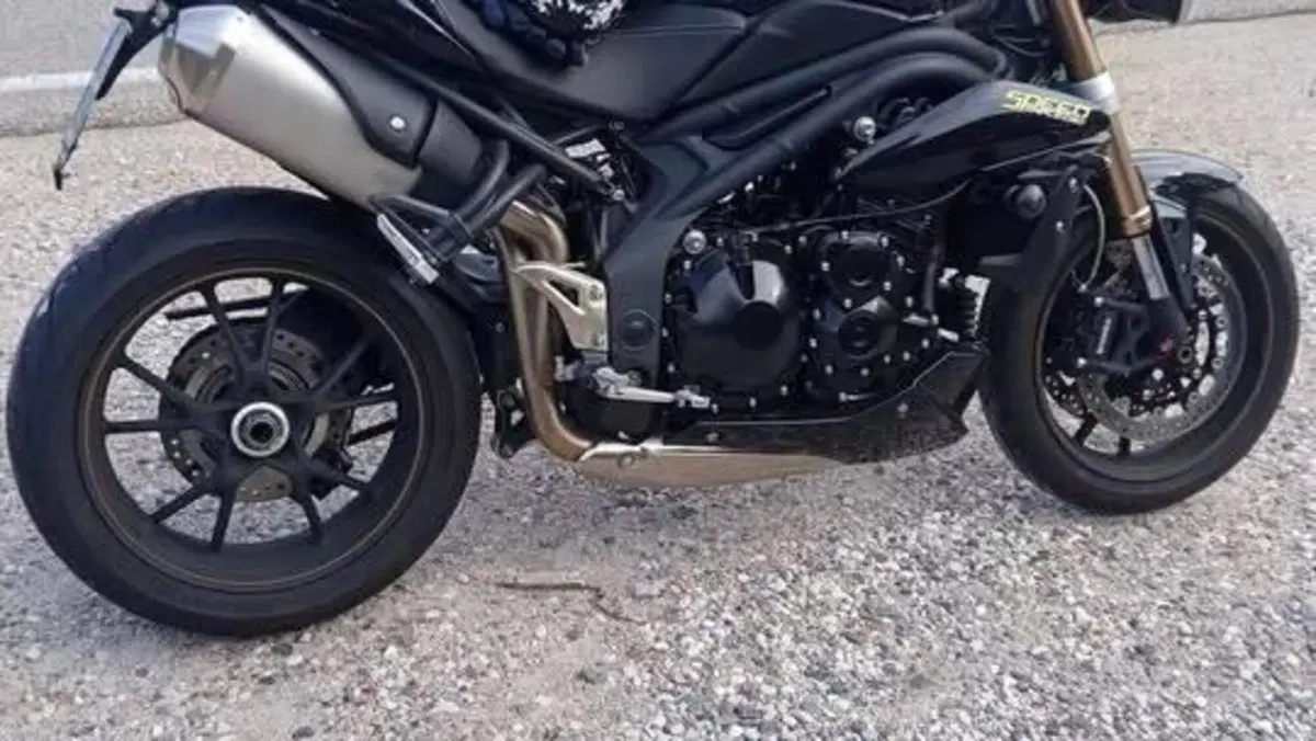 Triumph Speed Triple 1050 ABS (2011 - 15)  (2)