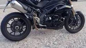 Triumph Speed Triple 1050 ABS (2011 - 15)  (2)