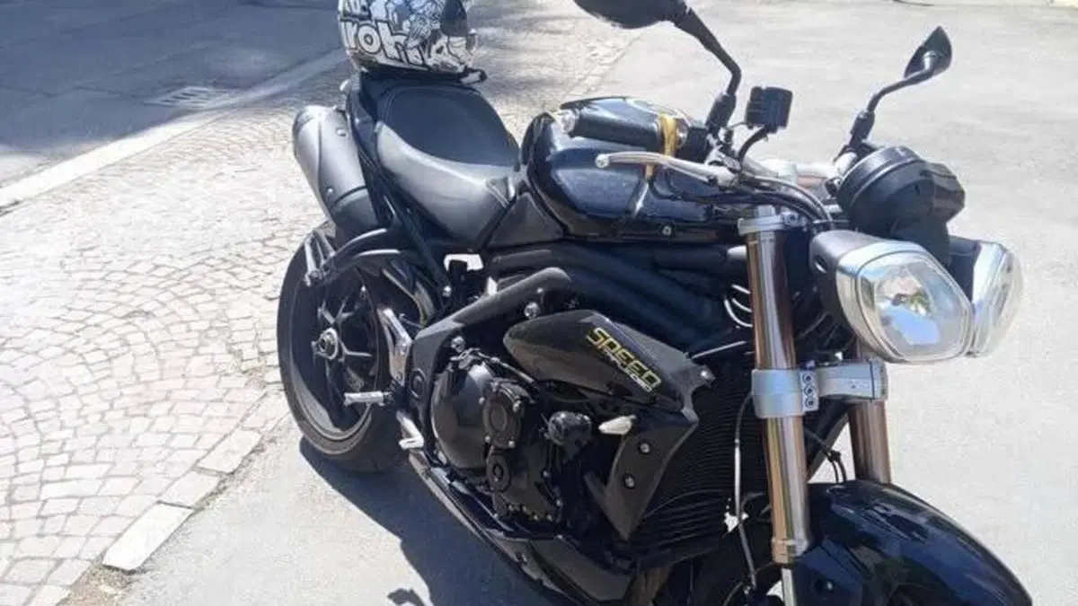 Triumph Speed Triple 1050 ABS (2011 - 15) 