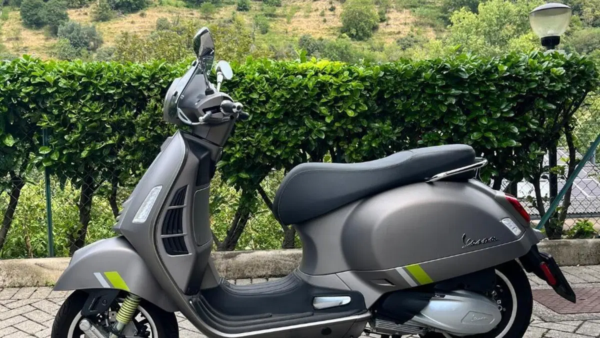 Vespa GTS 300 Super Tech (2023 - 24) 