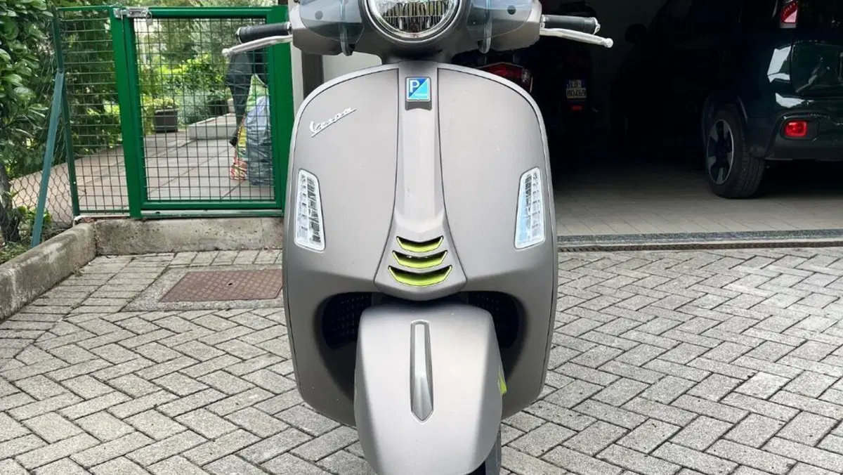 Vespa GTS 300 Super Tech (2023 - 24)  (2)