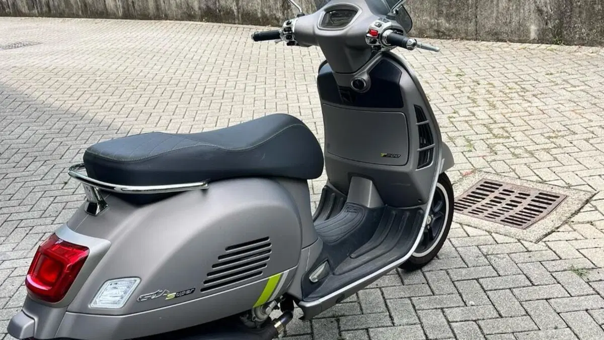 Vespa GTS 300 Super Tech (2023 - 24)  (4)