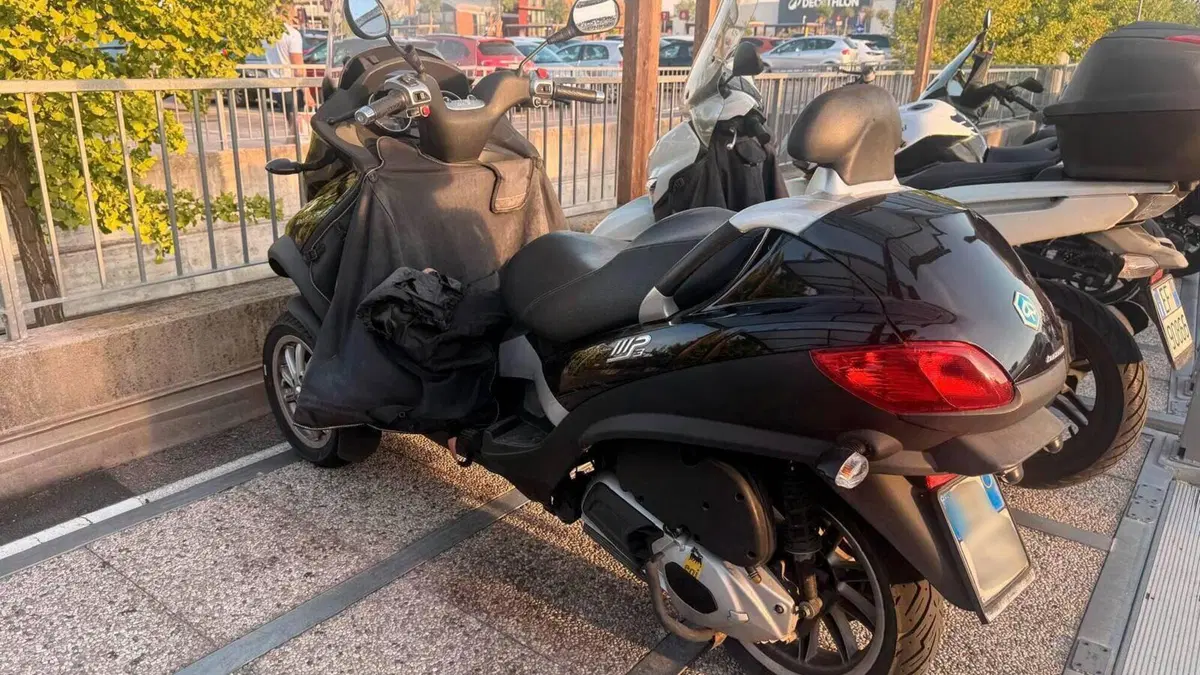 Piaggio MP3 300 Touring/LT (2011 - 13)  (2)