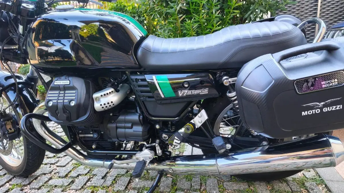 Moto Guzzi V7 III Special (2017 - 20)  (4)