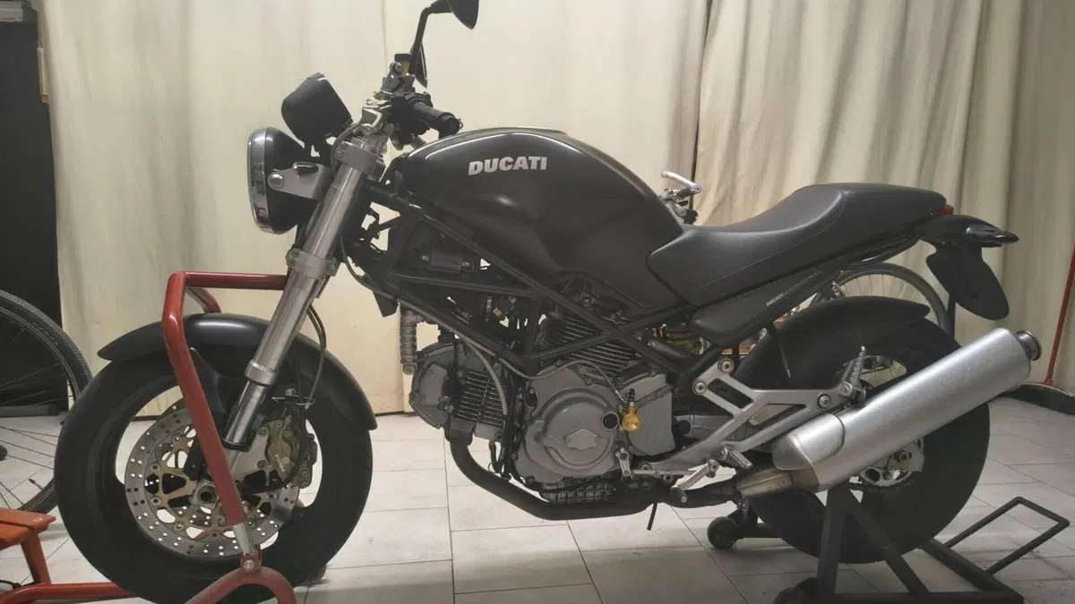 Ducati Monster 900 Dark I.E. (1999 - 02)  (4)