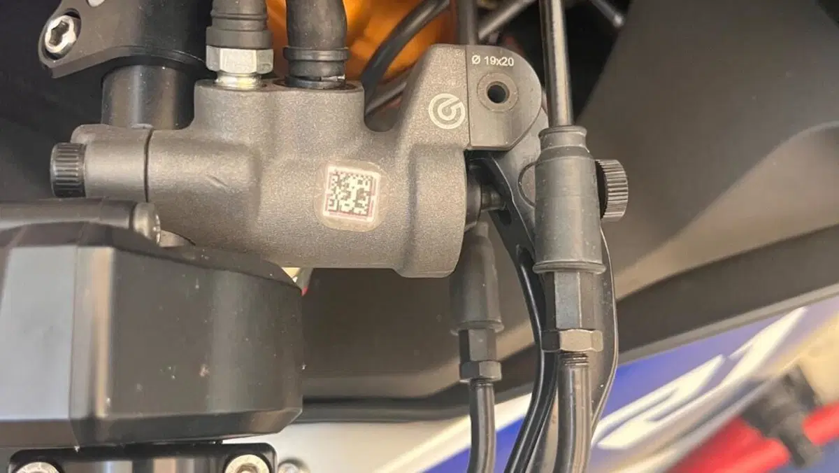 Yamaha YZF R1 (2015 - 16)  (8)