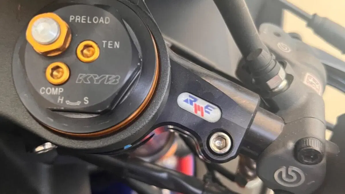 Yamaha YZF R1 (2015 - 16)  (11)