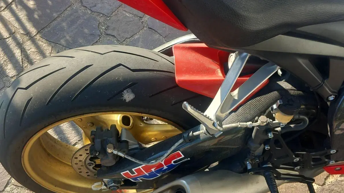 Honda CBR 1000 RR Fireblade (2008 - 11)  (2)