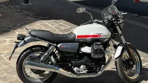 Moto Guzzi V7 Stone Special Edition (2022 - 25)  (2)