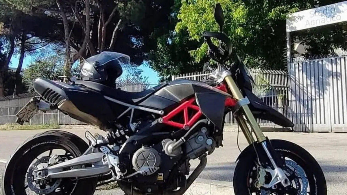 Aprilia Dorsoduro 750 Factory (2010 - 13)  (2)