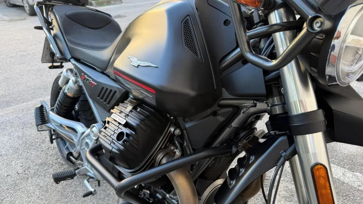 Moto Guzzi V85 TT (2021 - 23)  (4)