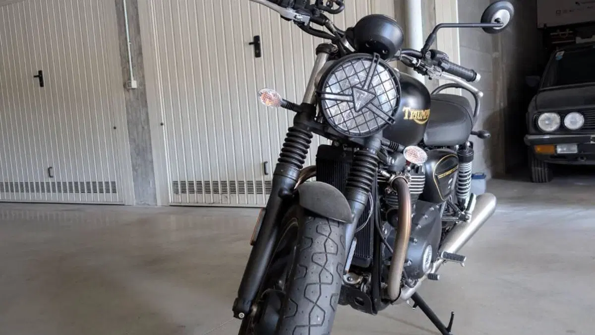 Triumph Street Twin 900 (2021 - 22)  (2)