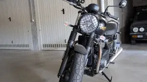 Triumph Street Twin 900 (2021 - 22)  (2)