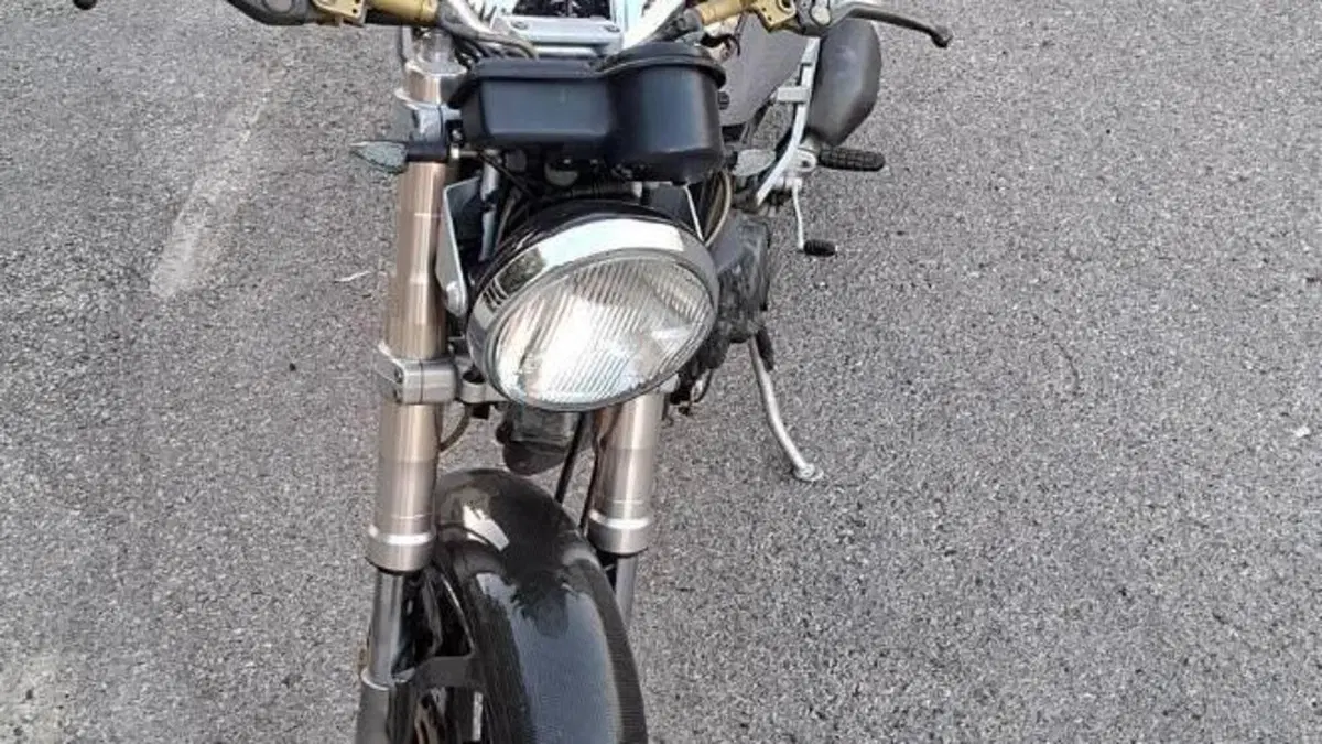 Ducati Monster 900 Cromo I.E. (1999 - 02)  (2)