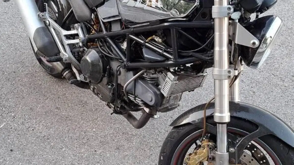 Ducati Monster 900 Cromo I.E. (1999 - 02)  (3)