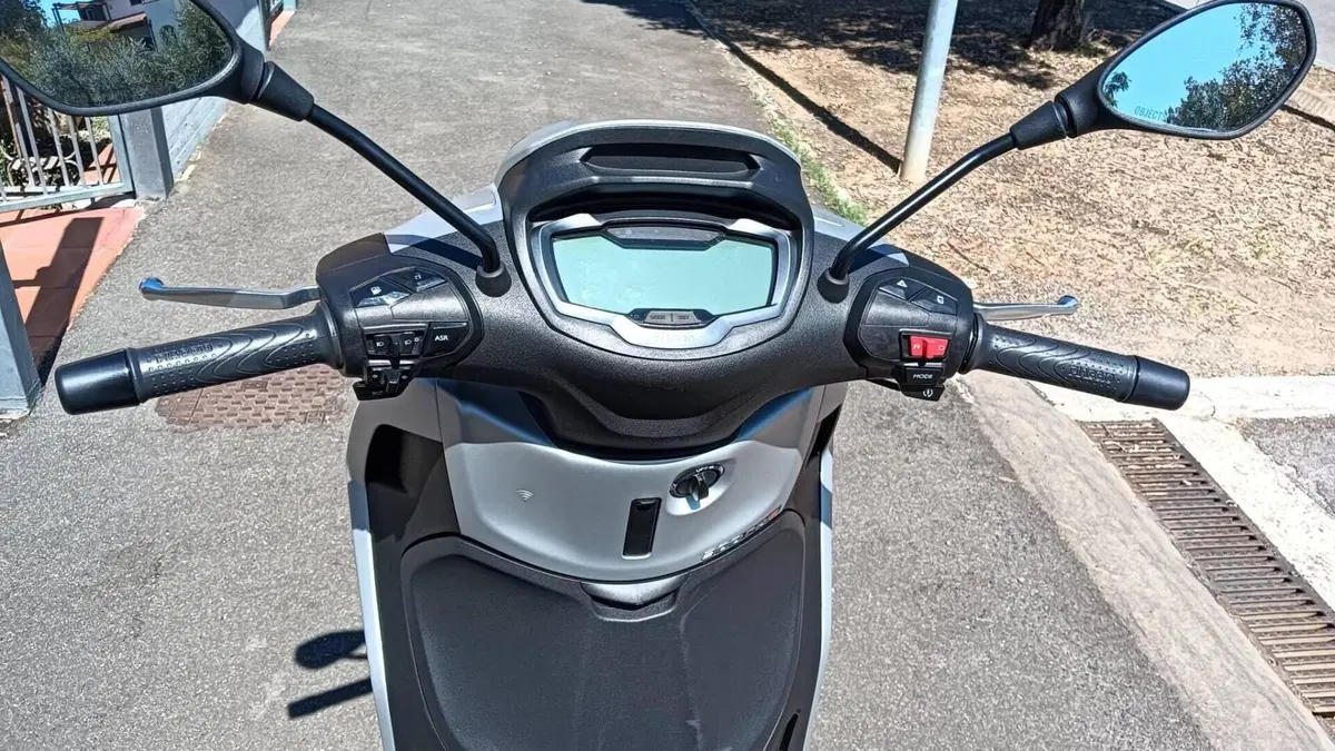 Piaggio Beverly 300 S ABS-ASR (2021 - 25)  (2)