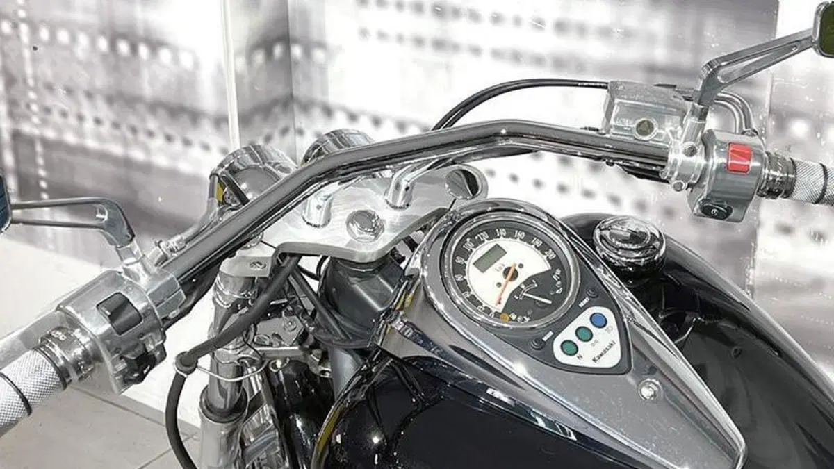 Kawasaki Vulcan VN 900 Custom (2006 - 09)  (6)