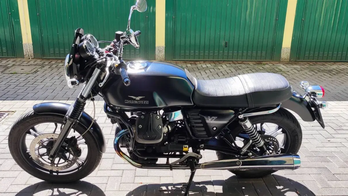 Moto Guzzi V7 Stone (2012 - 15)  (4)