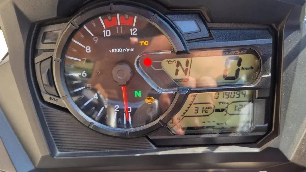 Suzuki V-Strom 650 (2021 - 25)  (3)