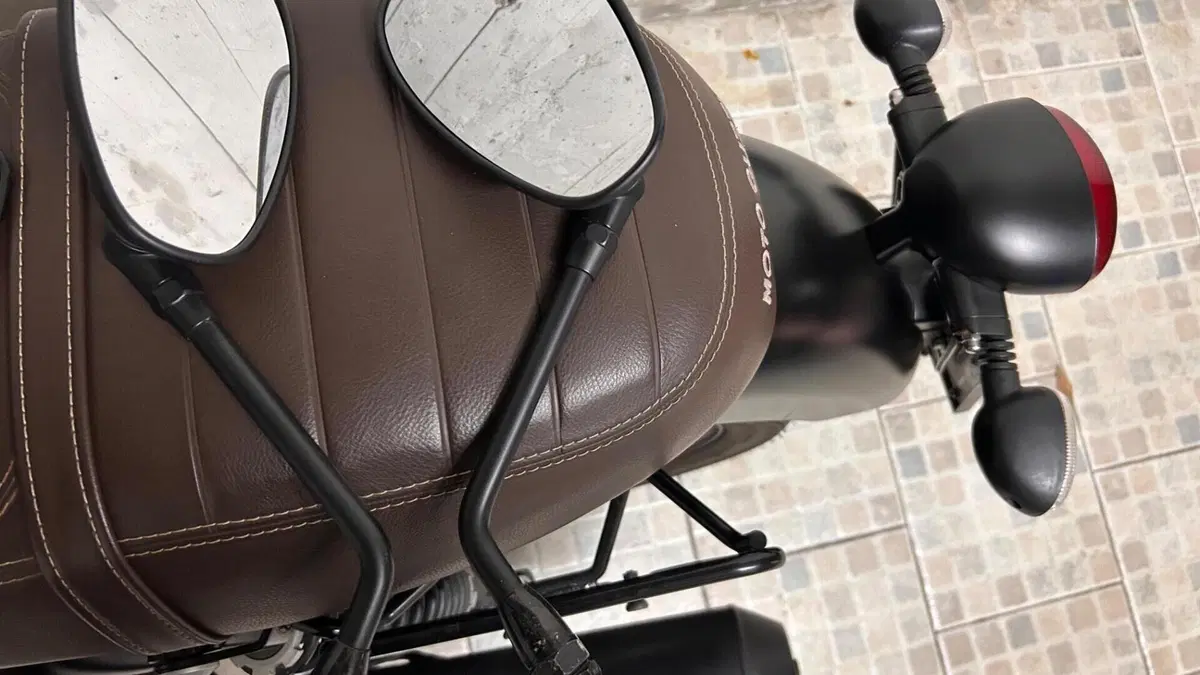 Moto Guzzi V7 III Stone (2017 - 20)  (16)