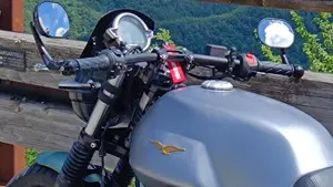 Moto Guzzi V7 Stone Centenario (2021 - 22)  (3)