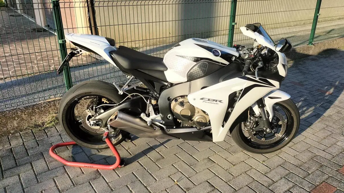Honda CBR 1000 RR Fireblade (2008 - 11)  (2)