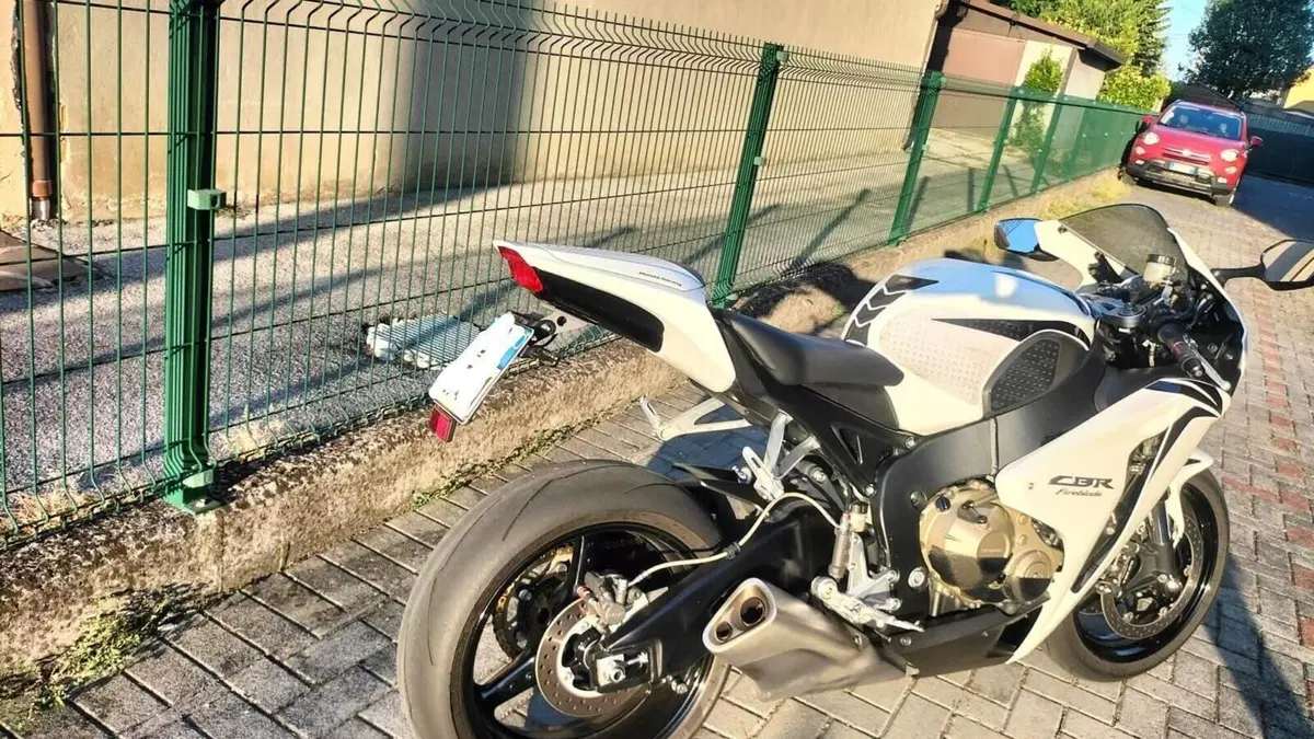 Honda CBR 1000 RR Fireblade (2008 - 11)  (3)