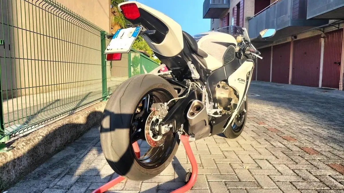 Honda CBR 1000 RR Fireblade (2008 - 11)  (4)