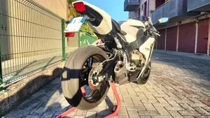 Honda CBR 1000 RR Fireblade (2008 - 11)  (4)