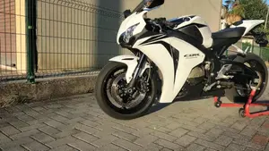 Honda CBR 1000 RR Fireblade (2008 - 11)  (10)