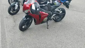 Honda CBR 1000 RR Fireblade (2008 - 11)  (2)