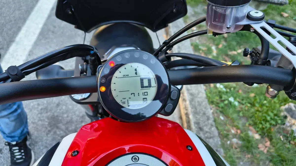 Yamaha XSR 700 (2022 - 26)  (8)