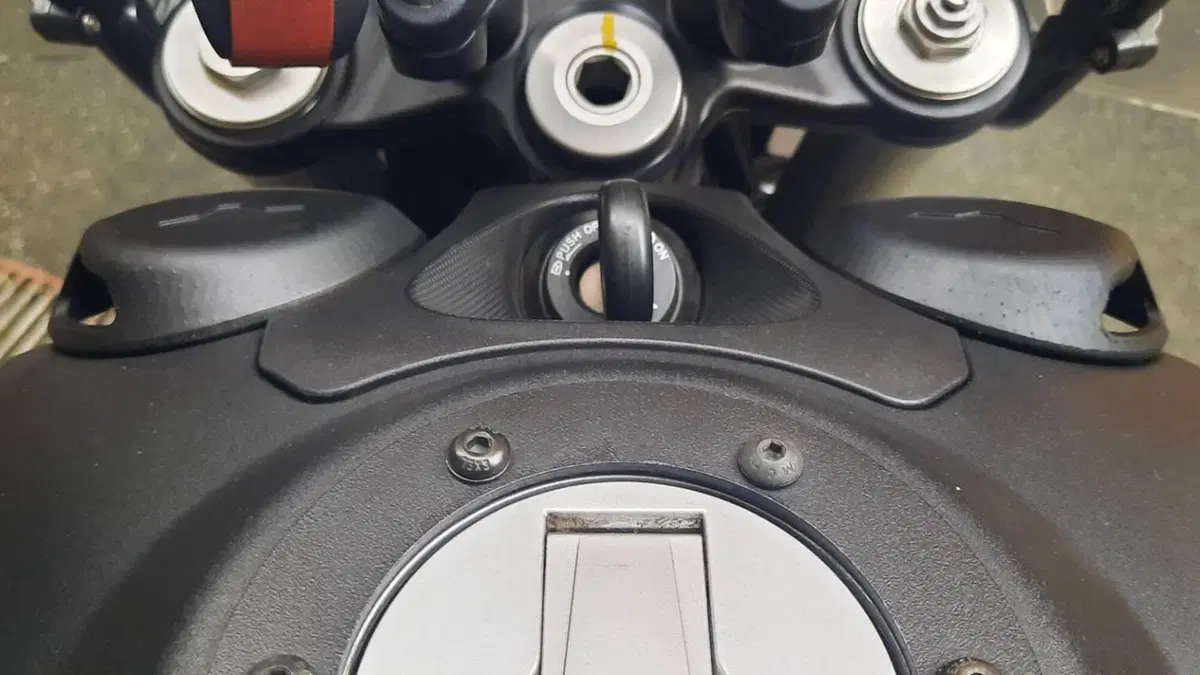 Moto Guzzi V85 TT (2021 - 23)  (2)